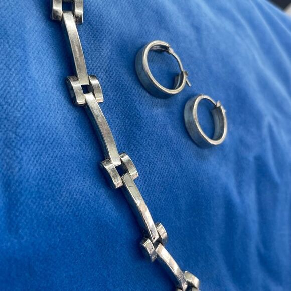 Silver bracelet and square edge open hoop earrings - Picture 5 of 8